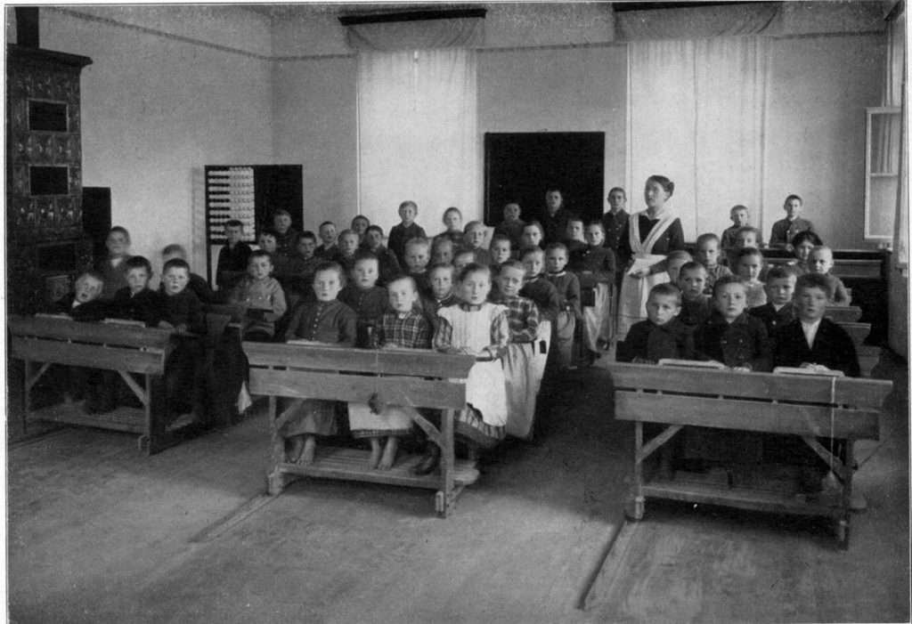 Revolution der Bildung – historische Schulklasse mit Kindern im 19. Jahrhundert