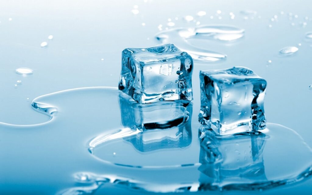 Schmelzende Eiswürfel auf Wasserfläche – Symbol dafür, wie Wasser das Leben schützt, indem es in Bewegung bleibt