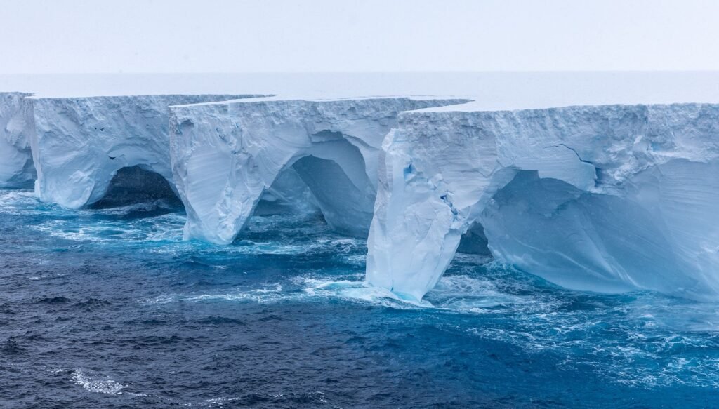 Zerfallender Eisberg in der Antarktis – eindrucksvolle Darstellung, wie Wasser das Leben schützt durch Klimaregulation