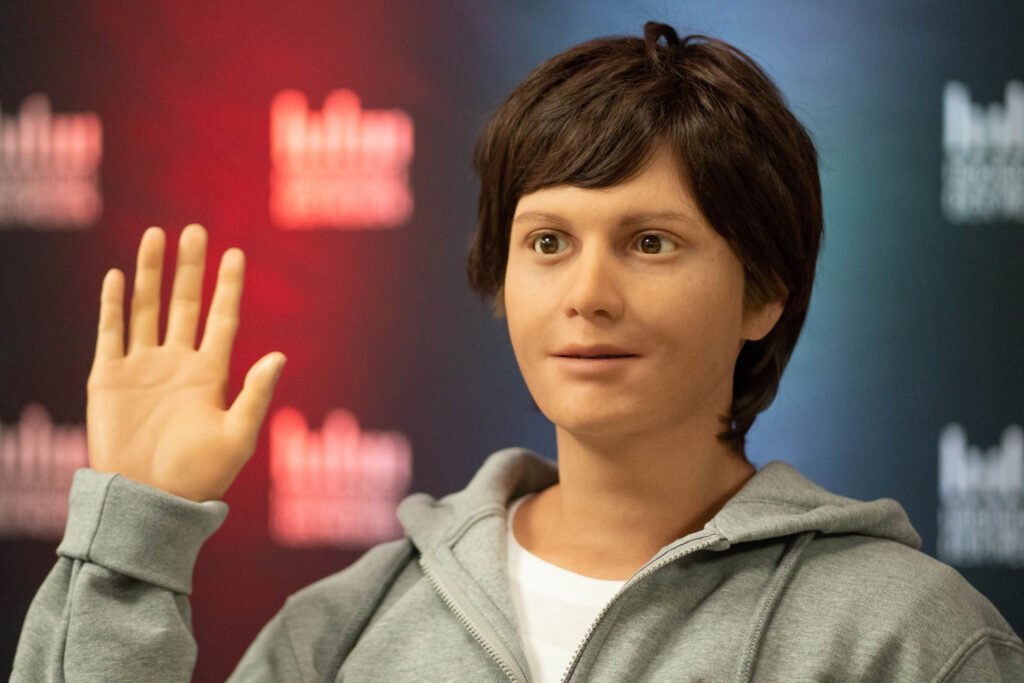 Humanoider Androide winkt freundlich – Technik für Bewusstseinstransfer in Androiden der Zukunft