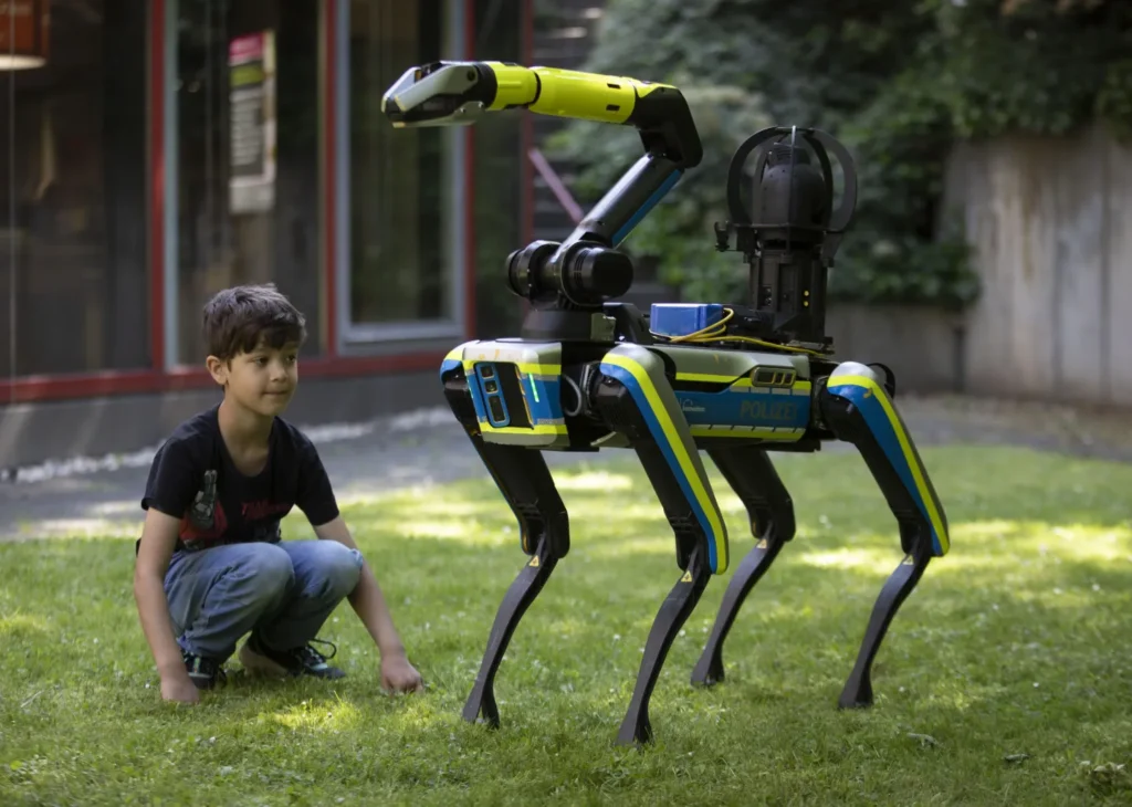 Prognose für das Jahr 2035: Roboter übernehmen alltägliche Aufgaben.