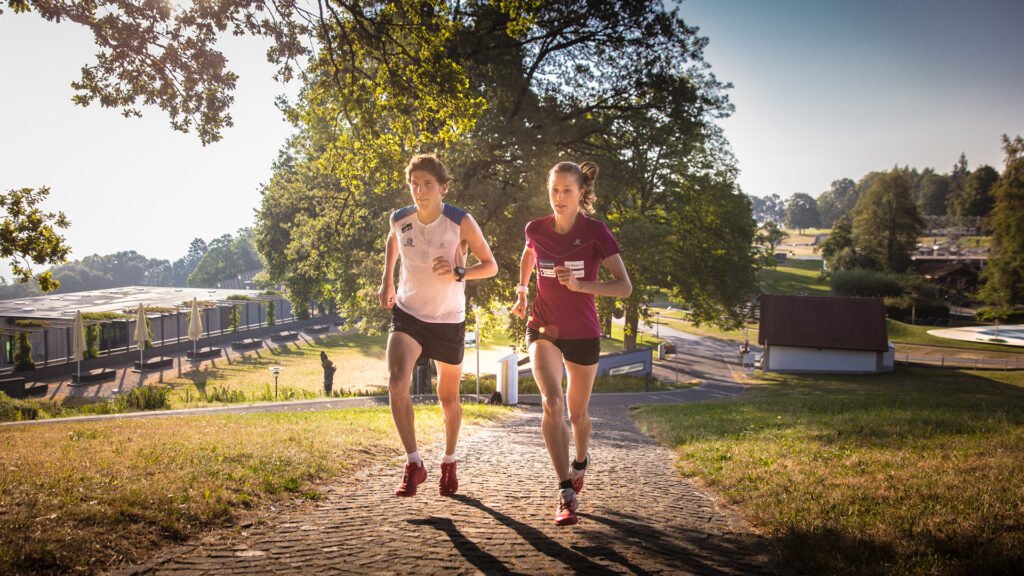 Zwei Menschen beim morgendlichen Joggen – Die Macht der Gewohnheit in Bewegung