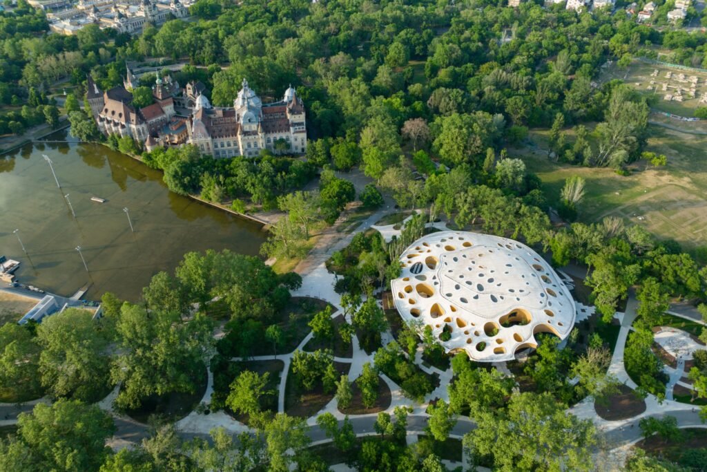 Innovatives Architekturkonzept in Budapest als Ausdruck einer Welt im Dienst des Menschen
