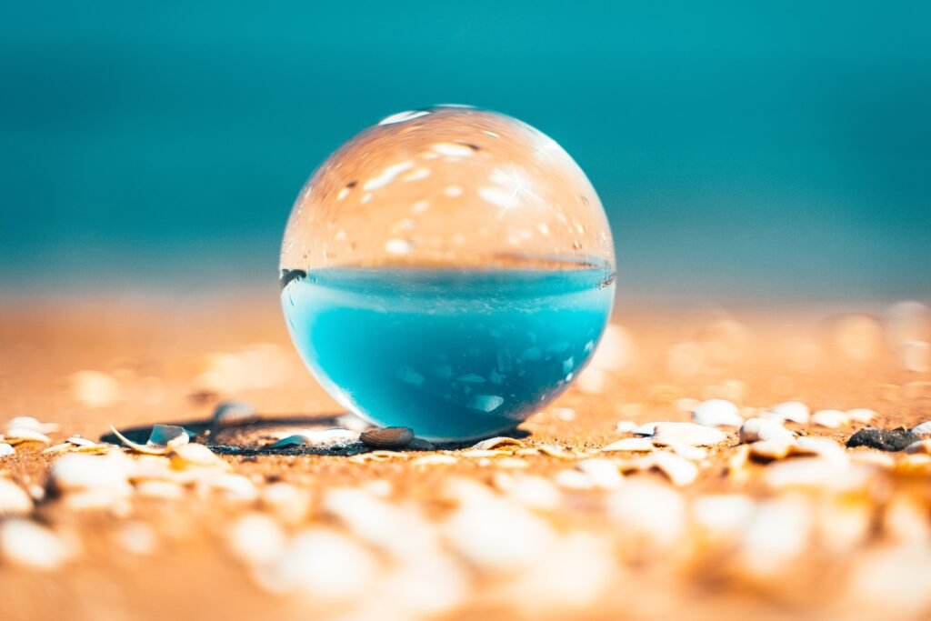 Glaskugel spiegelt die Realität – Wir erleben, was wir denken