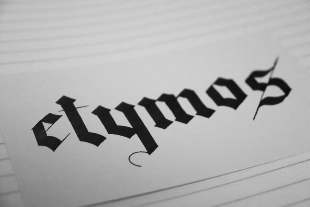 Düstere Herkunft von Wörtern – das Wort „etymos“ in kalligrafischer Darstellung