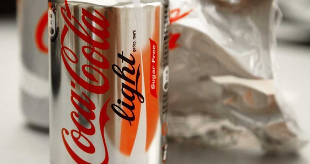 Nahaufnahme einer Coca-Cola Light Dose – Beispiel für Aspartam und Krebs durch Alltagsgifte