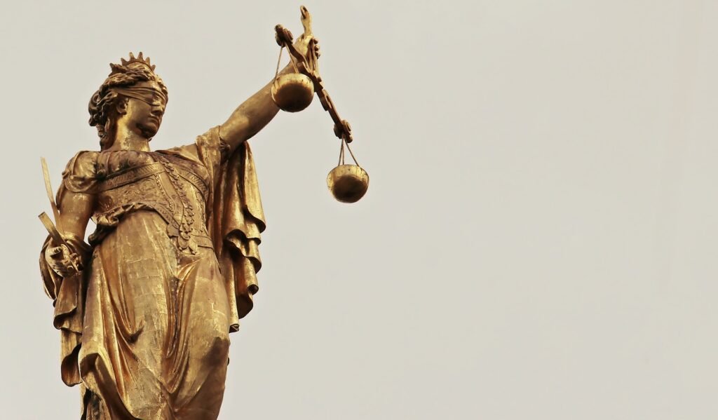 Statue der Justitia mit Waage – zeigt die psychologische Wirkung von Parteiverboten auf den Rechtsstaat
