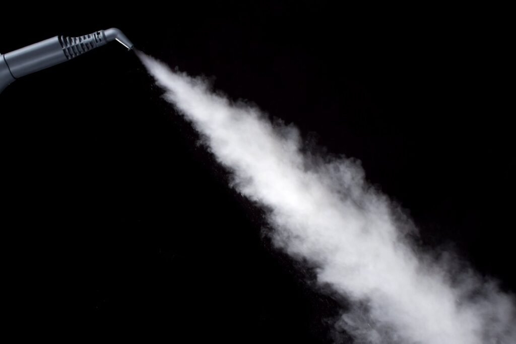 Wasser in Form von heißem Dampf – zeigt, wie Wasser das Leben schützt durch Verdunstung und Temperaturregulierung