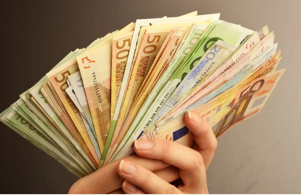 Hand hält einen Fächer aus Euro-Geldscheinen – Gefahr durch die Abschaffung des Bargelds