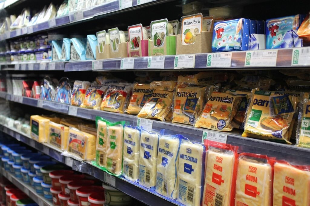 Verpackter Käse in Supermarkt-Kühlregal – Beispiel für Betrug im Supermarkt