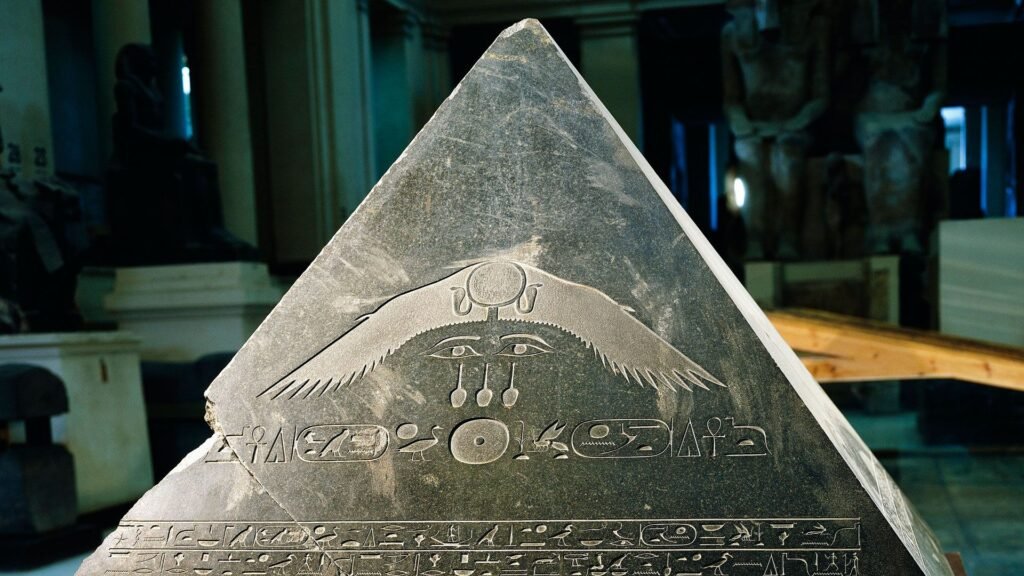 Waren die Götter Außerirdische? Ägyptischer Pyramidenstein mit Symbolen als mögliches Indiz