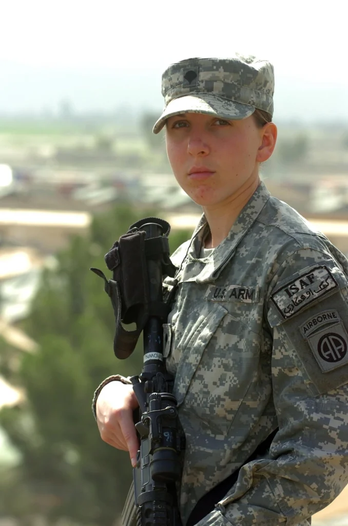 US-Soldatin mit Gewehr in Kampfumgebung – Thema Krieg und Klassengesellschaft