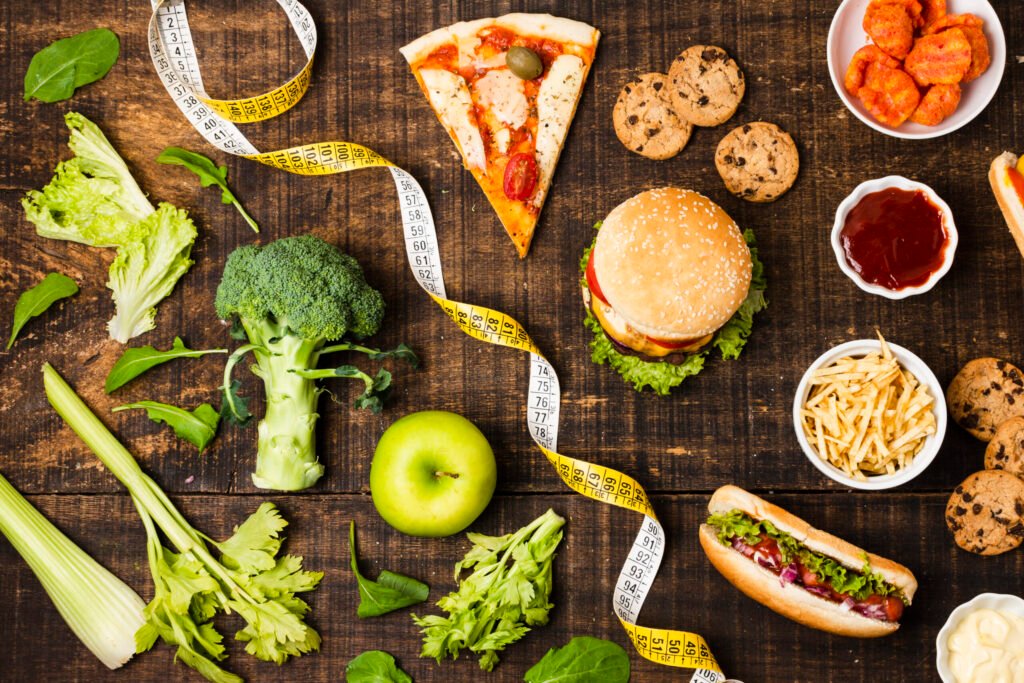 Fast Food vs. Gemüse – der Kontrast zeigt: unsere Ernährung macht fett
