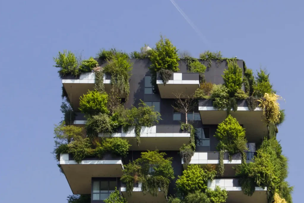 Grüne Wohnarchitektur als Beispiel für eine Welt im Dienst des Menschen mit bepflanzten Balkonen
