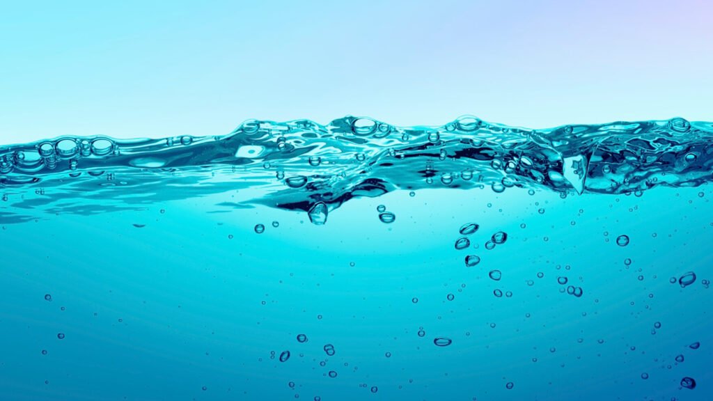 Kristallklare Wasseroberfläche in Bewegung – Inbegriff dessen, wie Wasser das Leben schützt im flüssigen Zustand