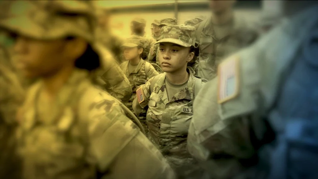 Junge Frau in Militäruniform bei der US-Armee – Symbol für Krieg und Klassengesellschaft