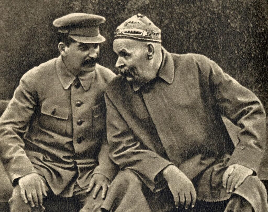 Historisches Foto von Stalin und Gorki im Gespräch – Symbol für politische Einflussnahme auf Denken und die Notwendigkeit, Bewusstsein und Urteilskraft schärfen zu können