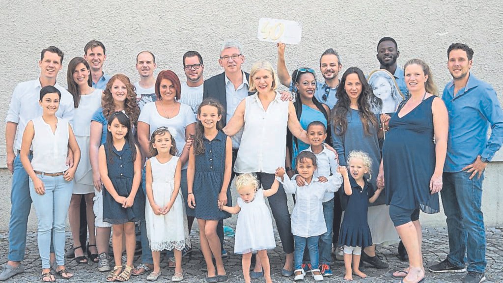 Mehrgenerationenfamilie posiert für ein Foto – Sinnbild für Kinderkriegen aus Gewohnheit im sozialen Kontext