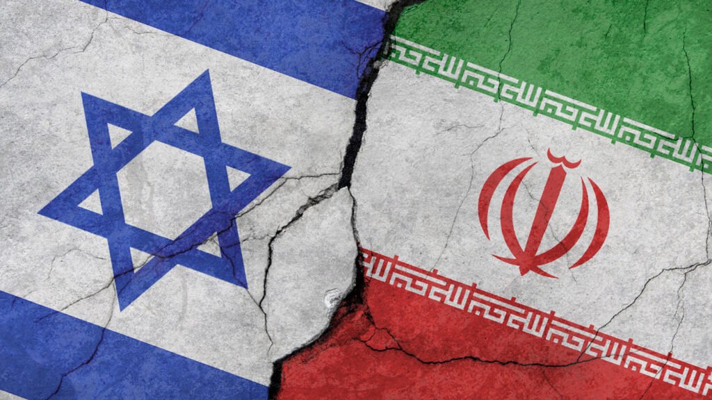Sprache im Krieg: Geteilte Fahnen von Israel und Iran symbolisieren den aktuellen geopolitischen Konflikt.