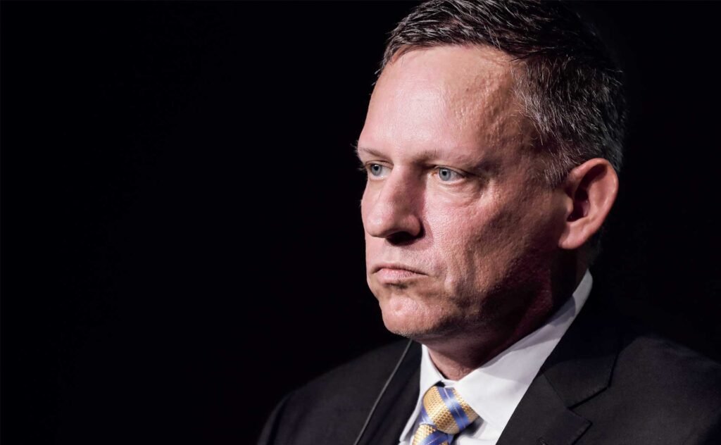 Peter Thiel blickt ernst – der umstrittene Tech-Milliardär mit politischem Einfluss