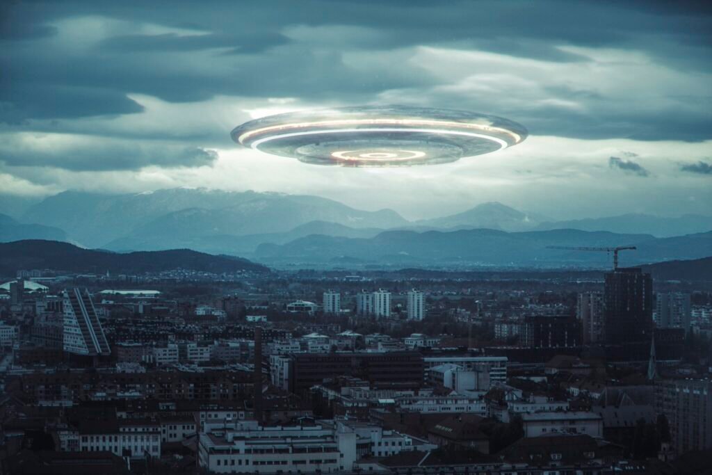 Modernes UFO schwebt über Bergstadt bei Alien-Invasion überleben