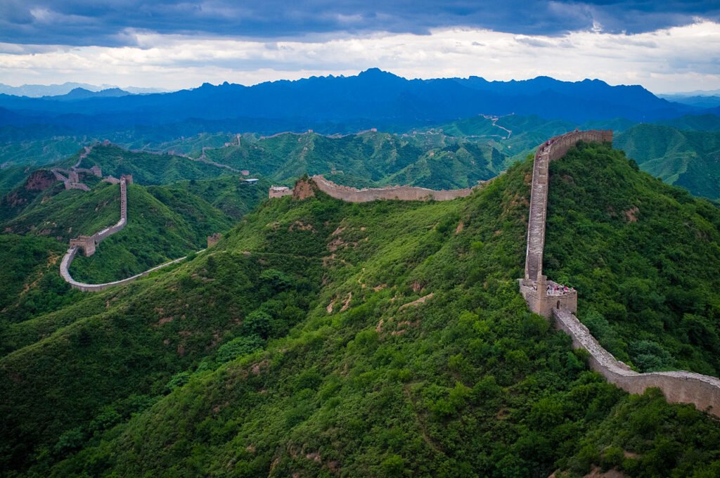 Chinesische Mauer und die Illusion nationaler Abgrenzung im Kontext der Grenzenlosigkeit des Bewusstseins