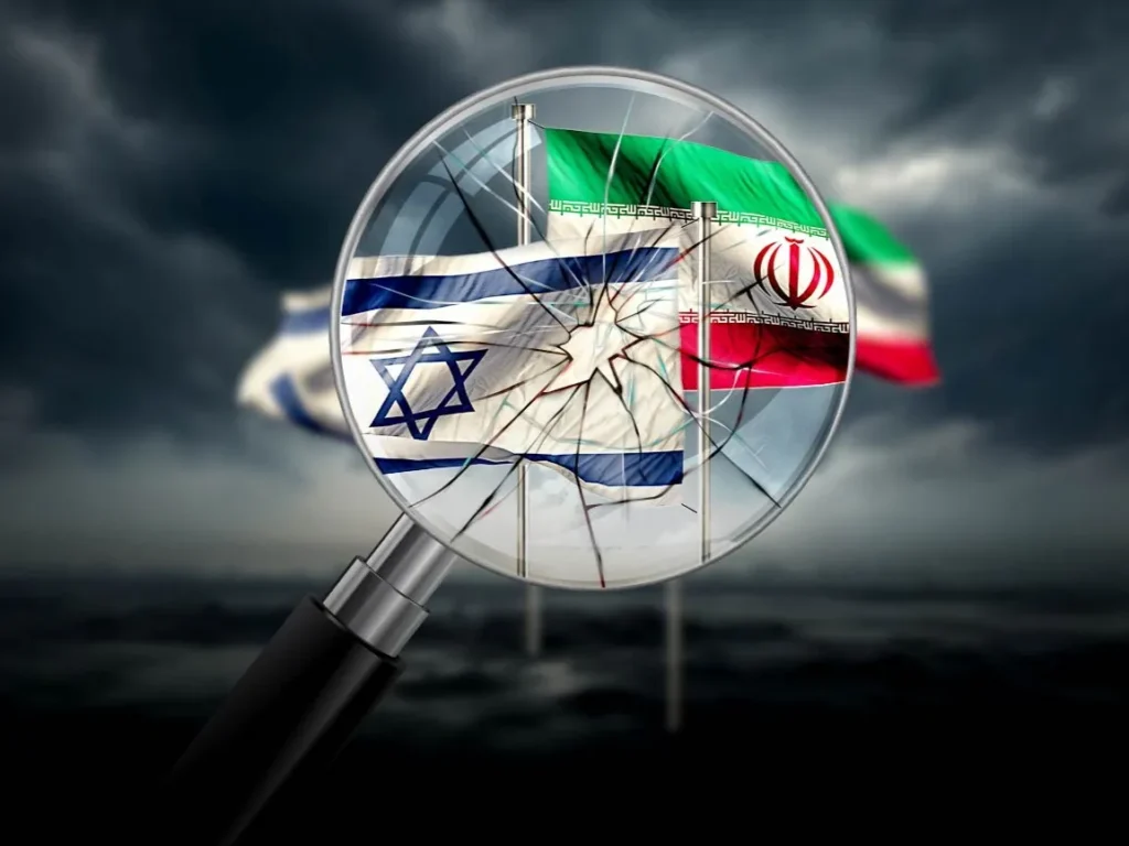 Symbolbild zur Israel Iran Berichterstattung: Israelische und iranische Flagge durch zerbrochene Lupe verzerrt dargestellt