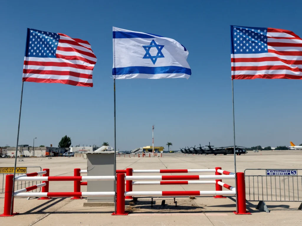 Israelische und amerikanische Flaggen auf einem Militärstützpunkt – Ausdruck von Israel als strategischer Vorposten der USA