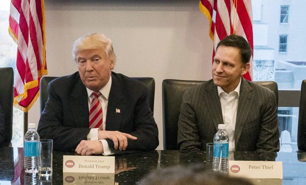 Peter Thiel sitzt neben Donald Trump – Verbindung zwischen Big Tech und Politik